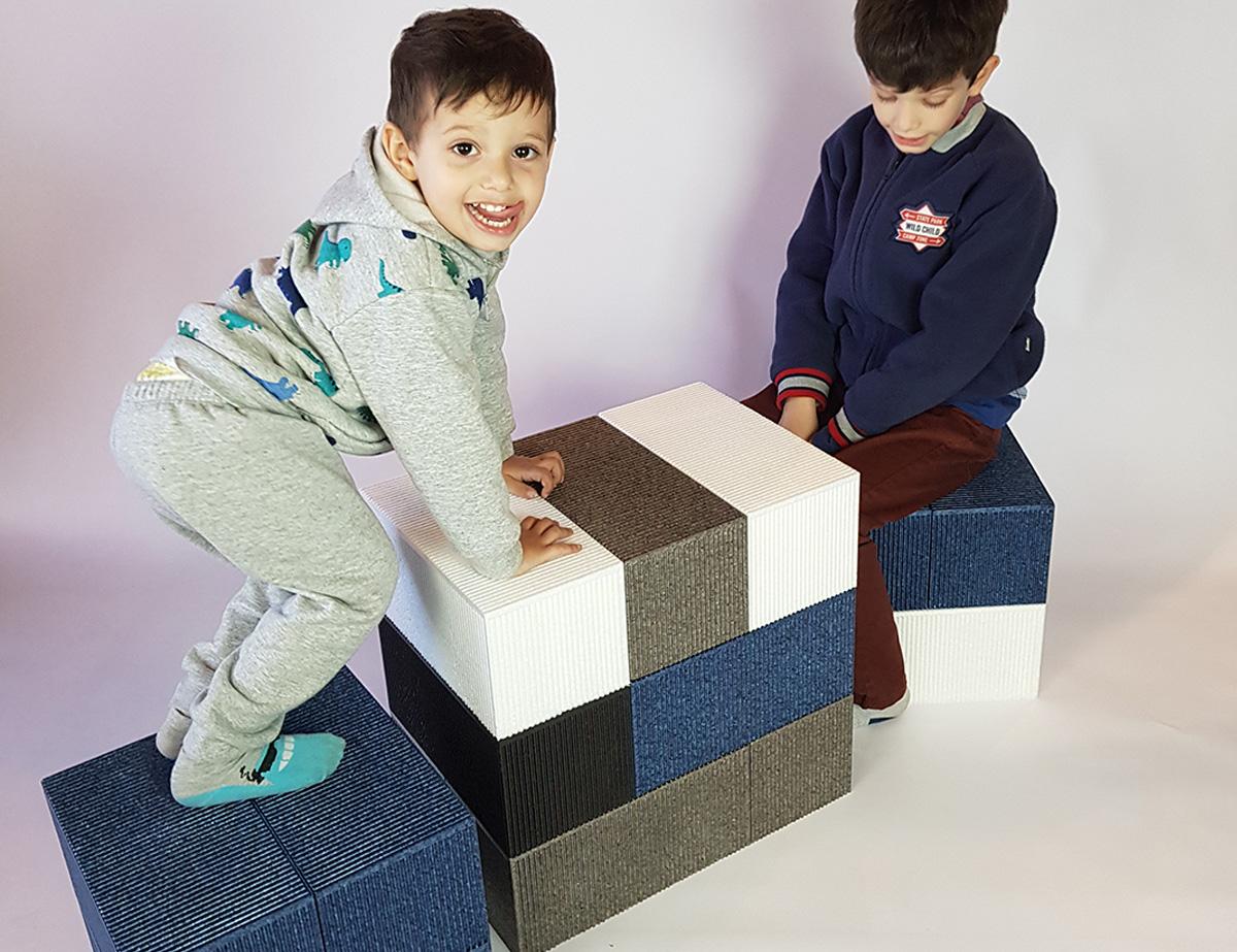 Mesa Chica y 4 Bancos Chicos Blocket - Ladrillos Gigantes — imagen 2