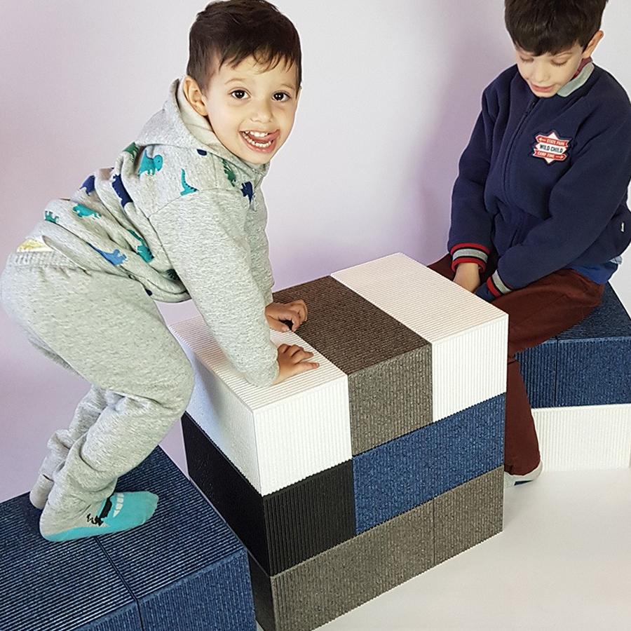 Mesa Chica y 2 Bancos Chicos Blocket - Ladrillos Gigantes — imagen 1